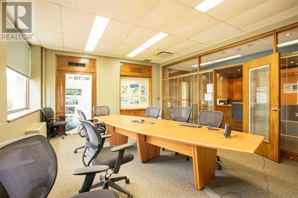 875 Queen St Property Photo 6