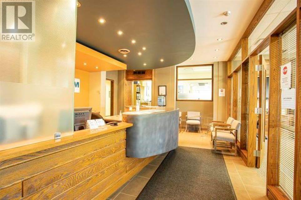 875 Queen St Property Photo 7