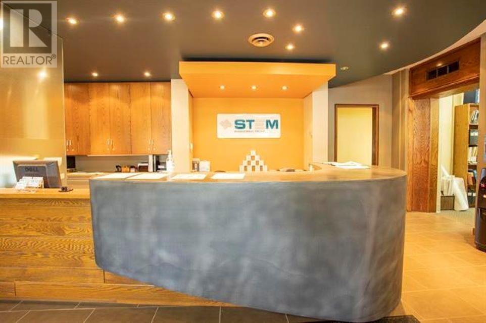 875 Queen St Property Photo 8