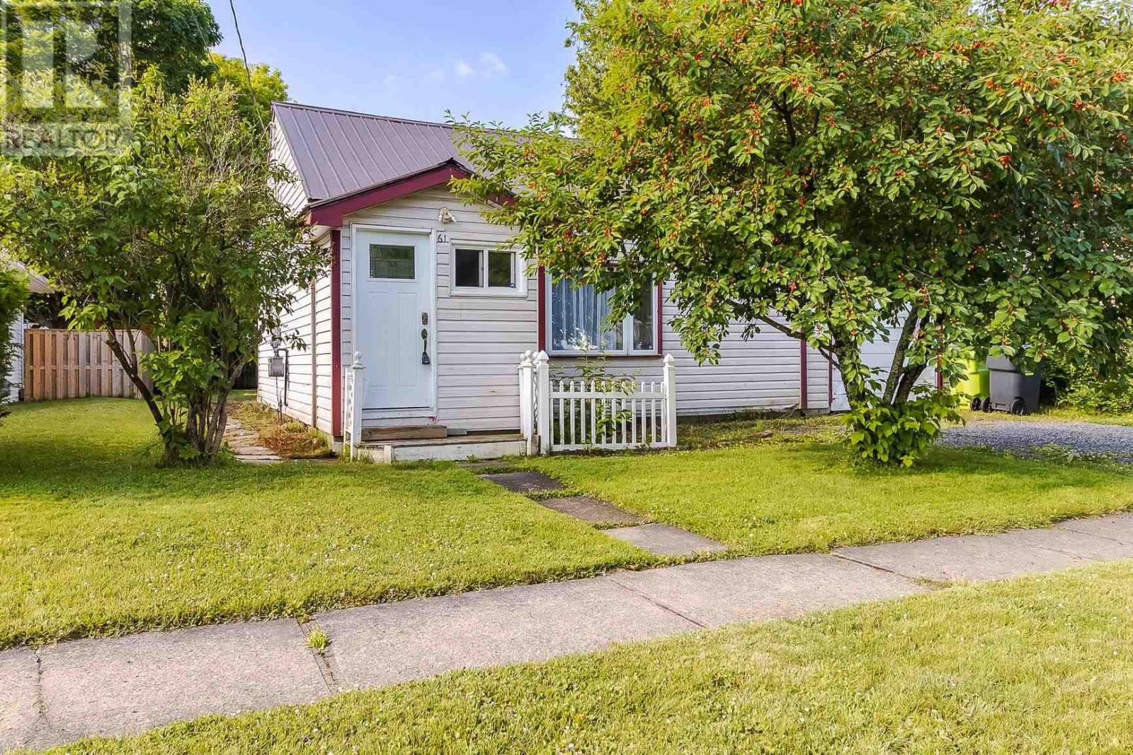 61 Curran Dr Property Photo