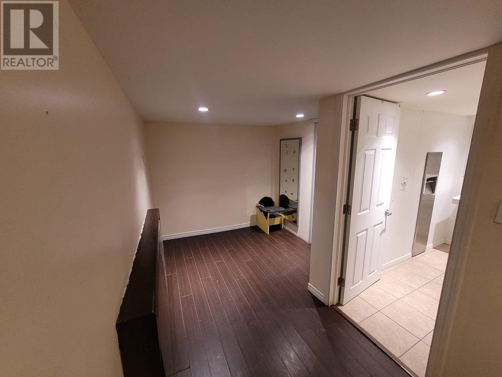 331 Wellington St W Property Photo 12