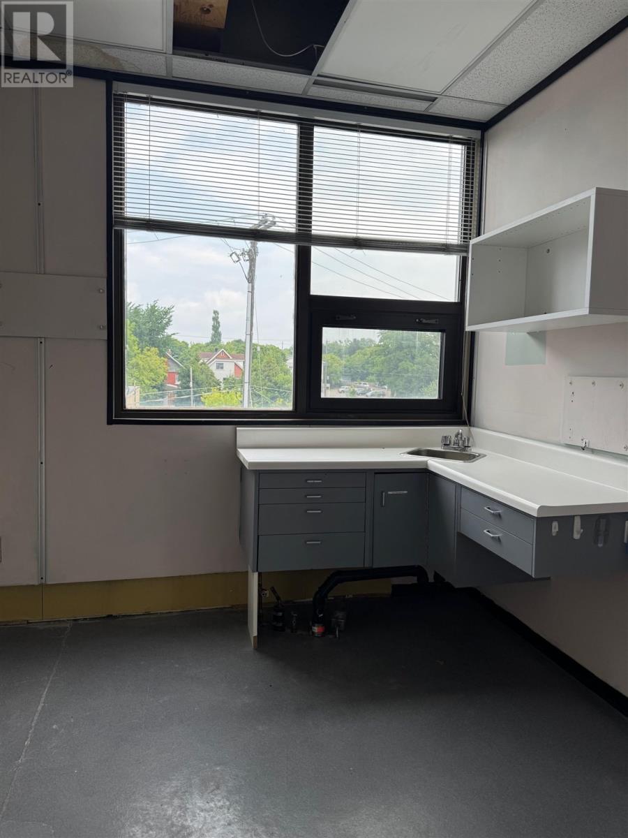 212 Queen St Property Photo 5