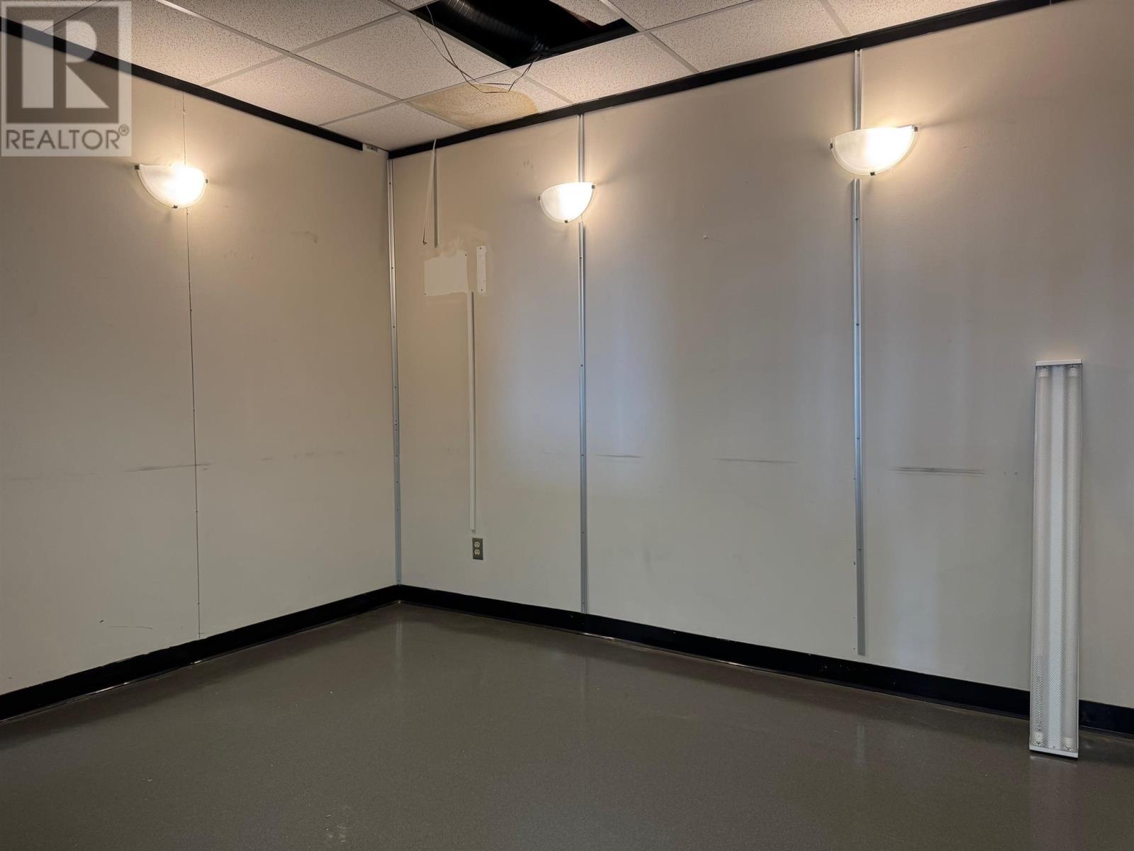 212 Queen St Property Photo 12