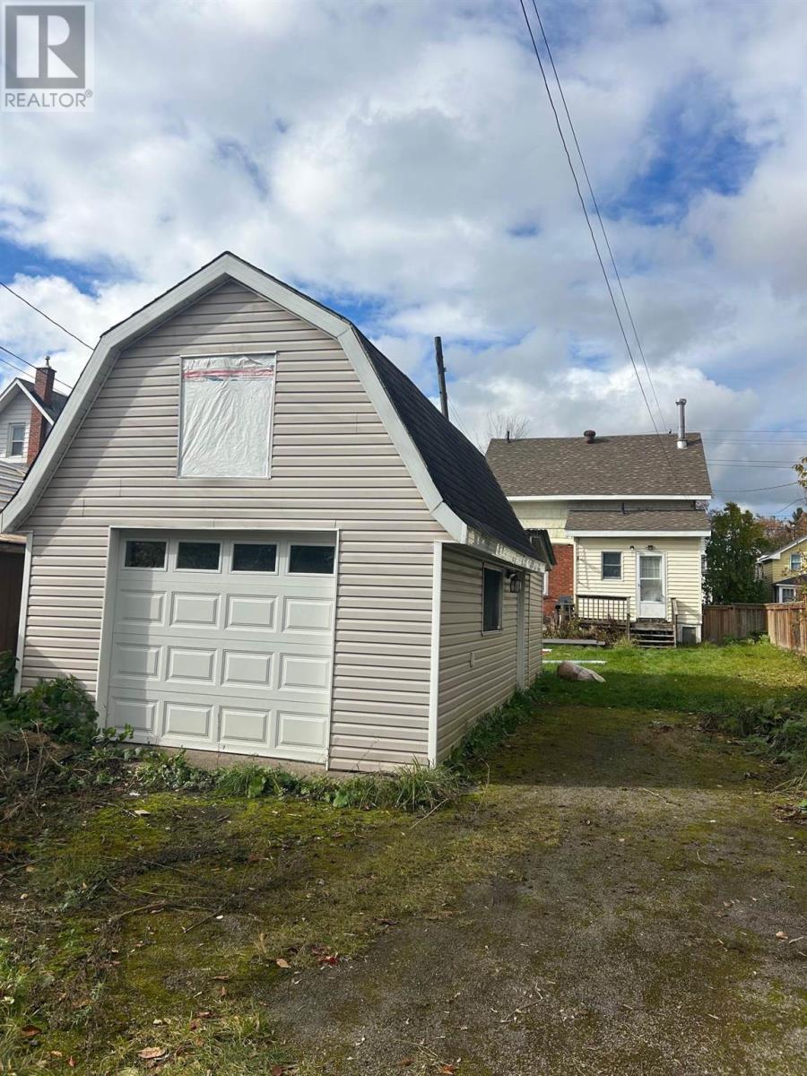 250 John St Property Photo 3