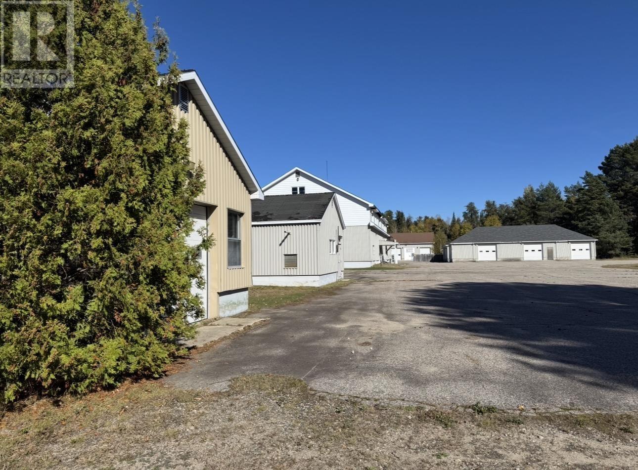 . Henry St Property Photo 7