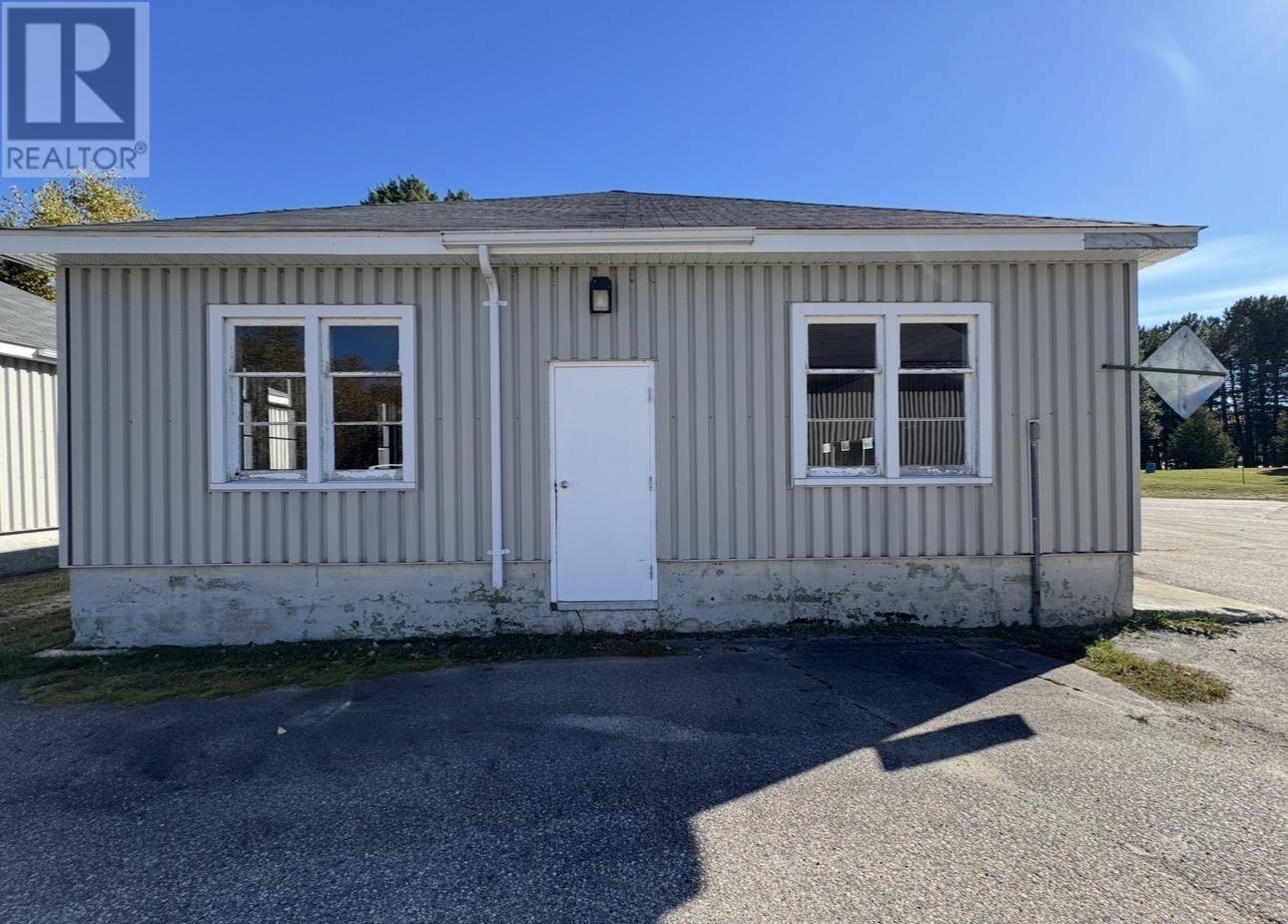 . Henry St Property Photo 10
