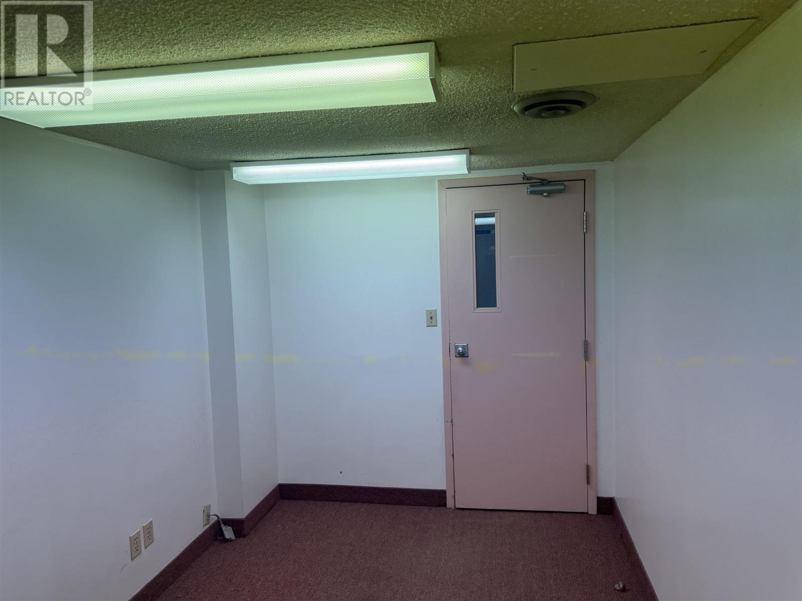 955 Queen St E Property Photo 3