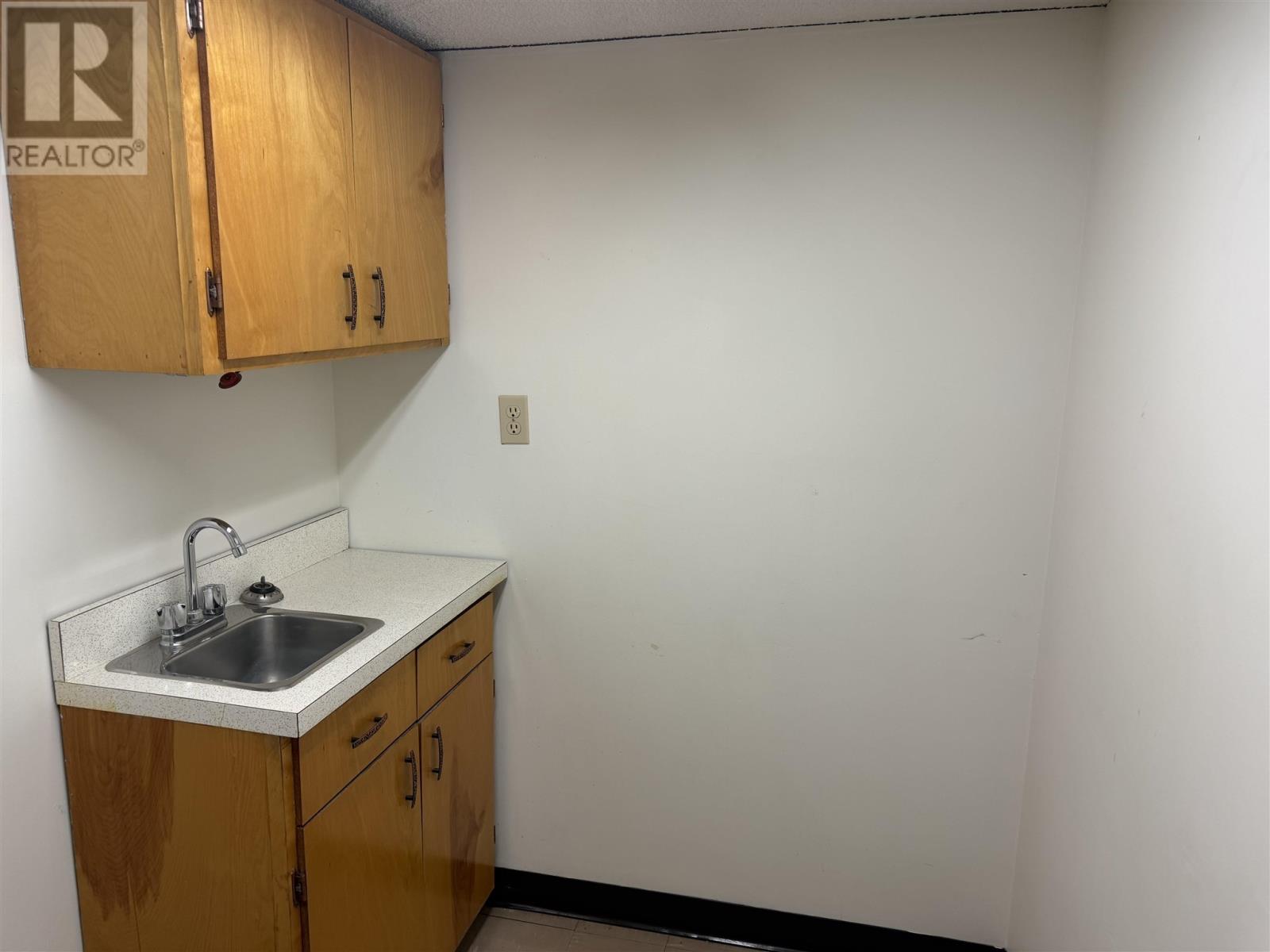 955 Queen St E Property Photo 5
