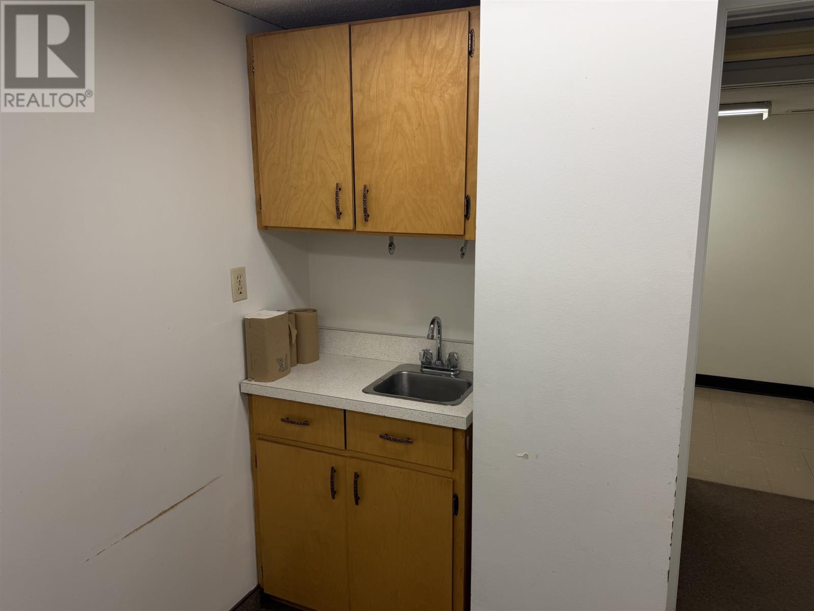 955 Queen St E Property Photo 6