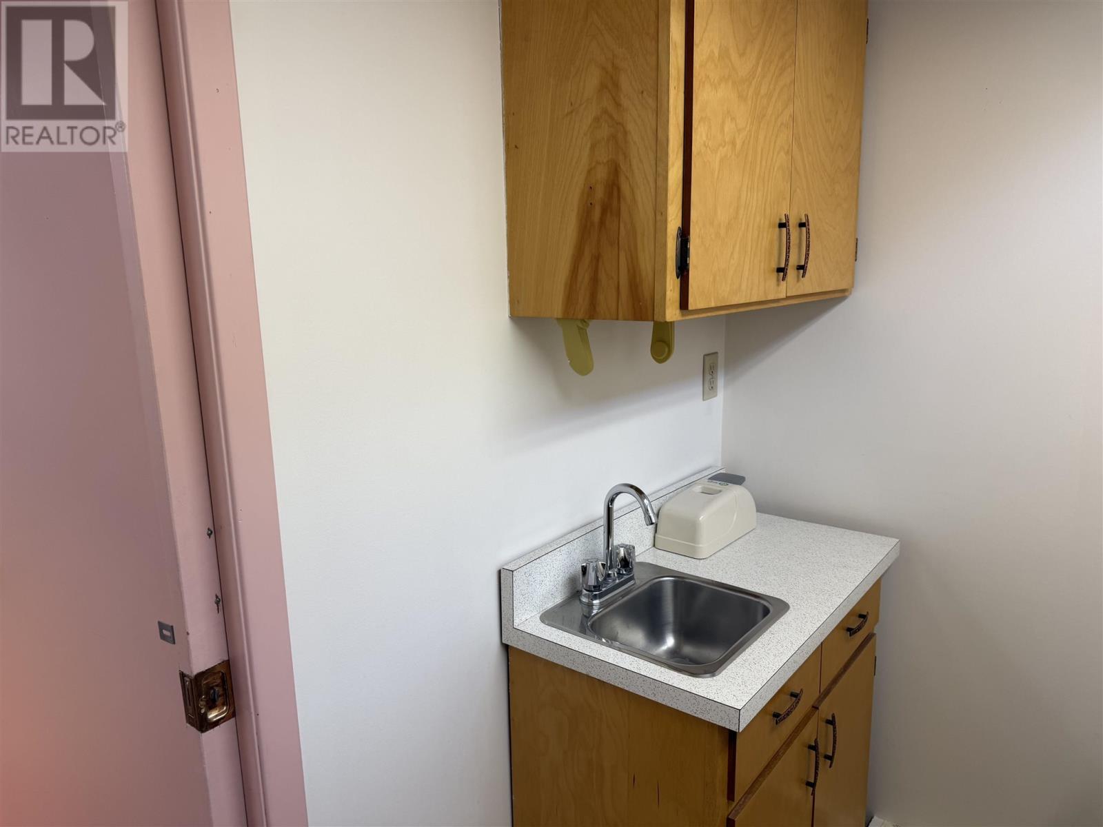 955 Queen St E Property Photo 7