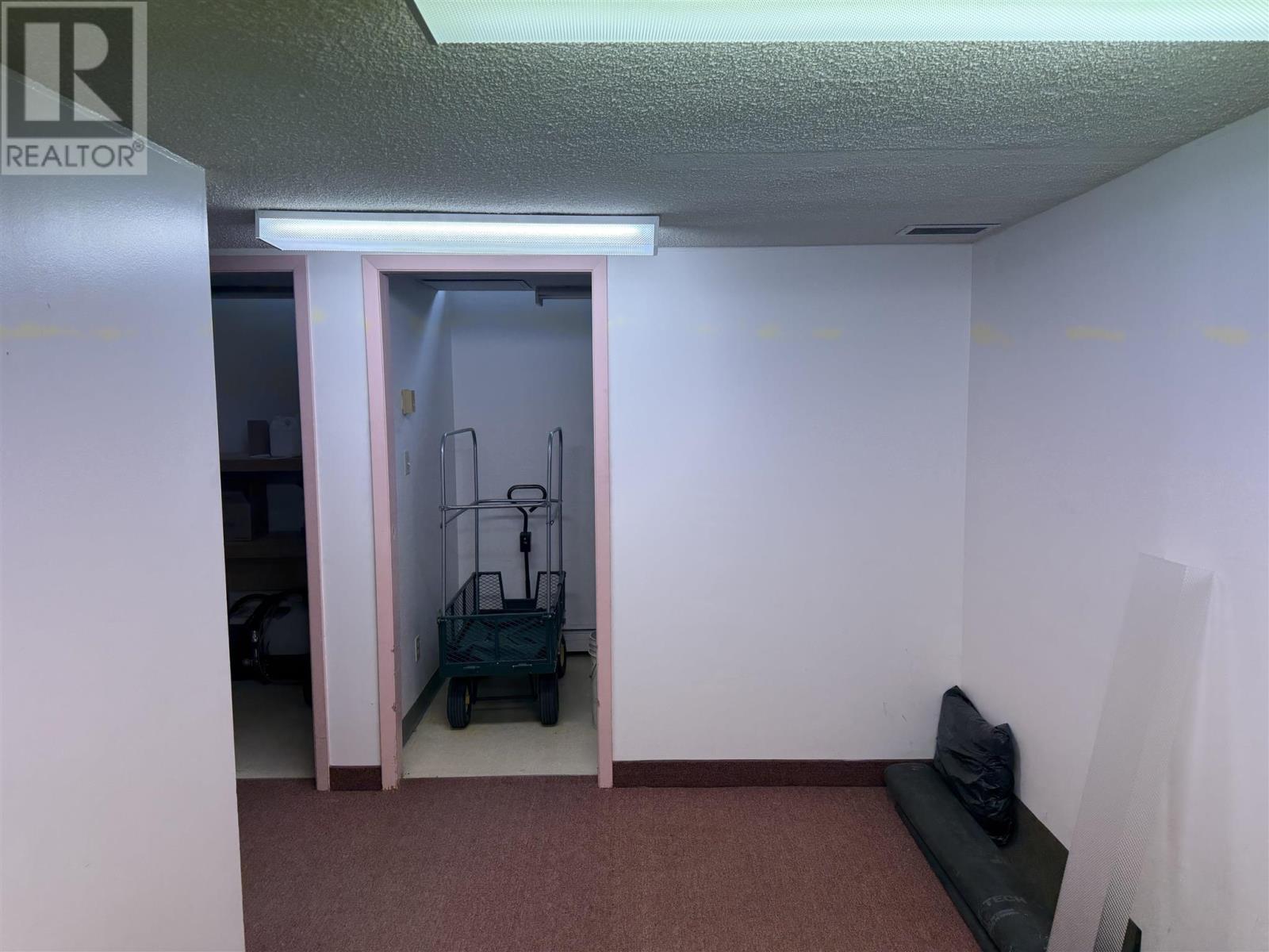 955 Queen St E Property Photo 8