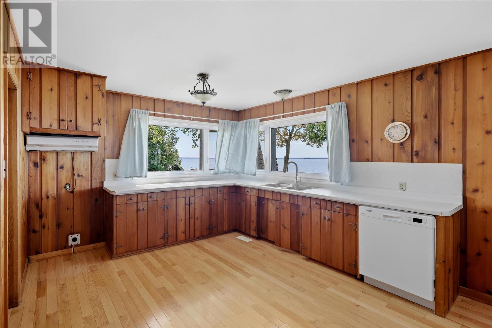 365 Sunnyside Beach Rd Property Photo 12