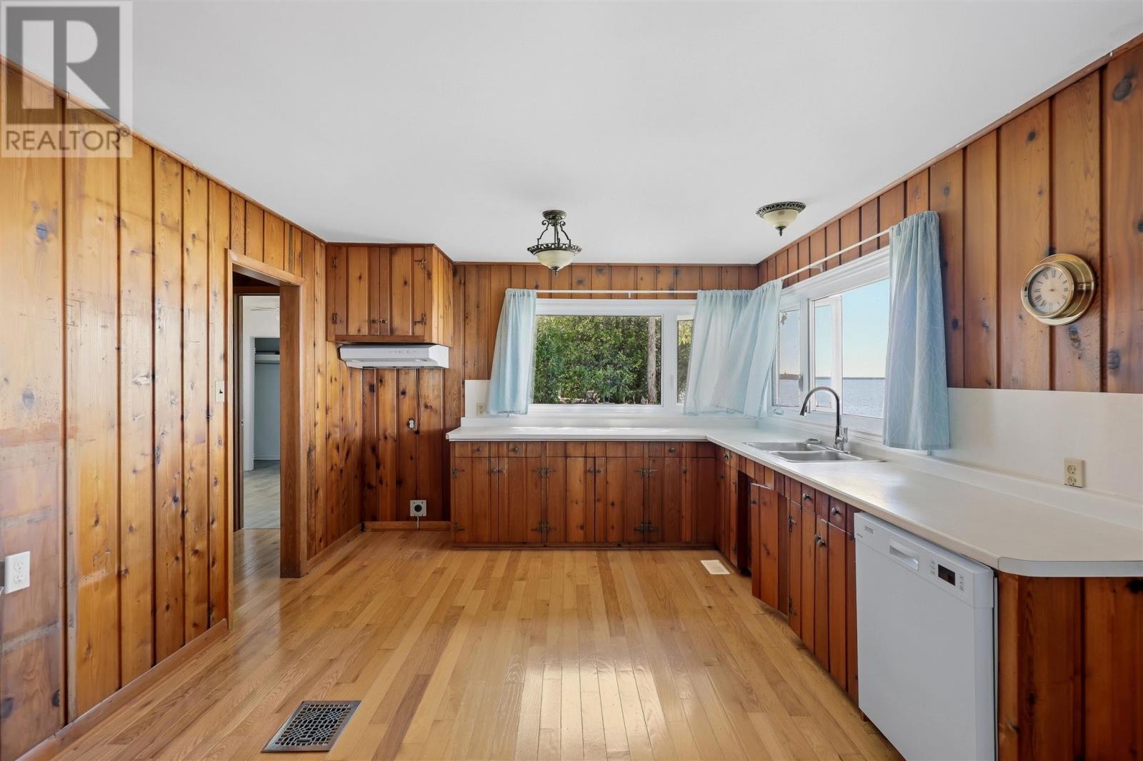 365 Sunnyside Beach Rd Property Photo 13