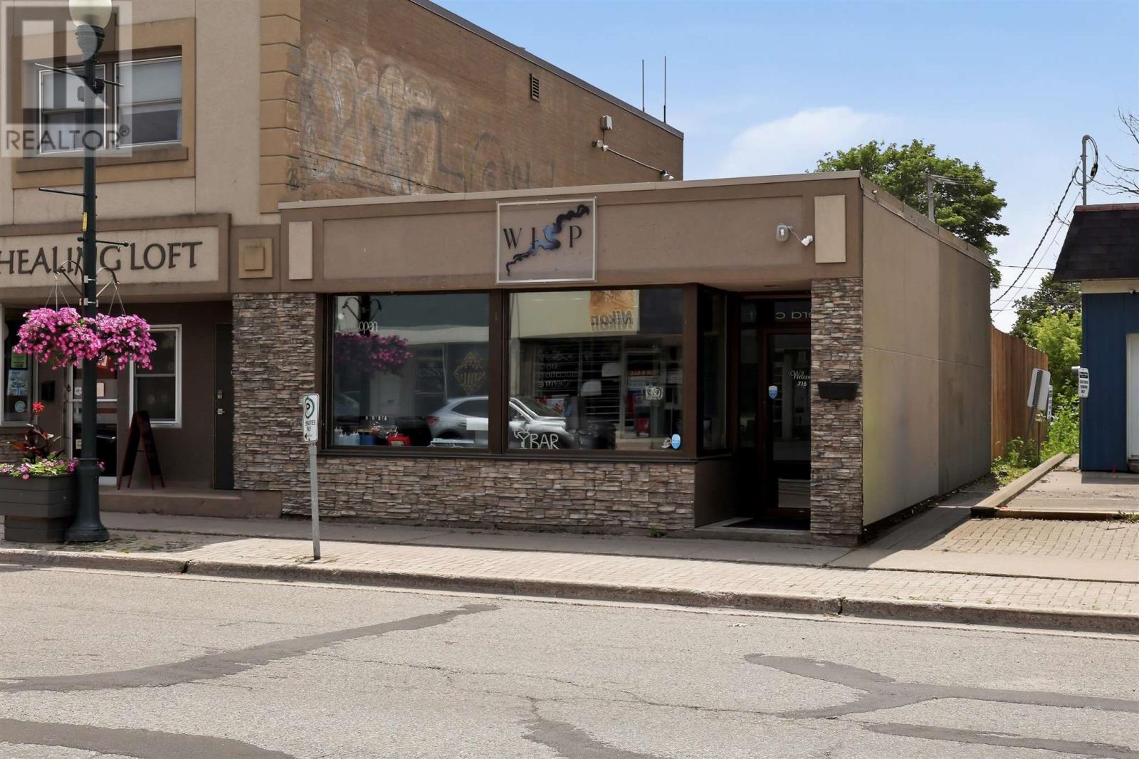 715 Queen St E Property Photo 1