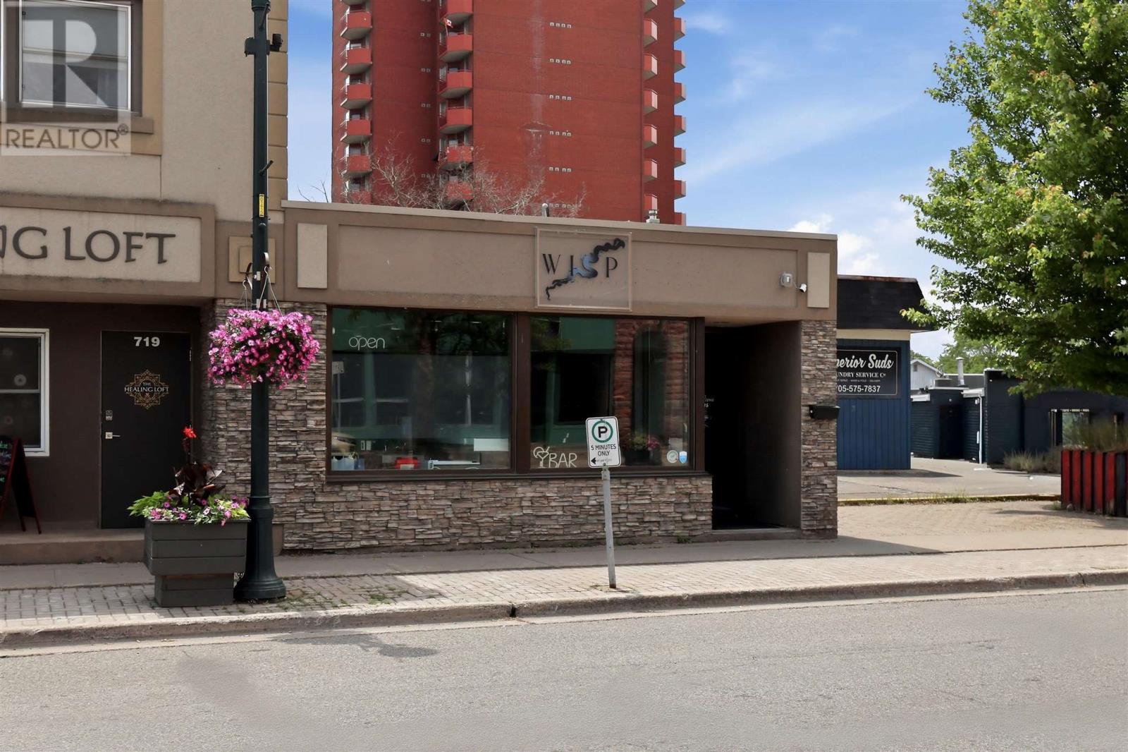 715 Queen St E Property Photo 38