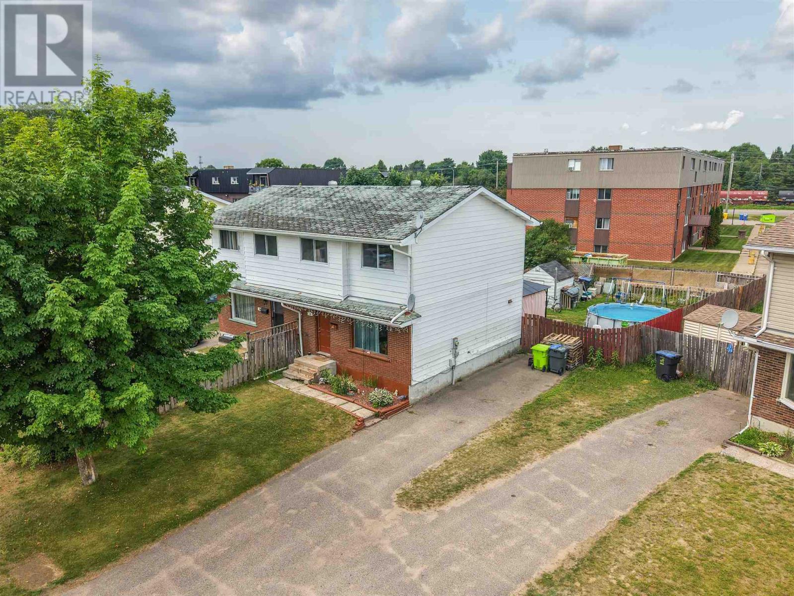 73 Robin St Property Photo 1