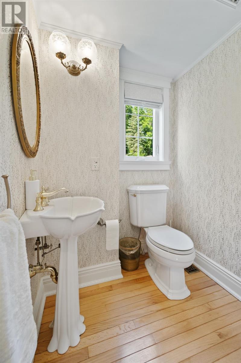 1737 Queen St Property Photo 6