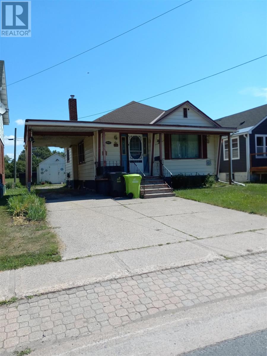 194 Wellington ST E Property Photo 1