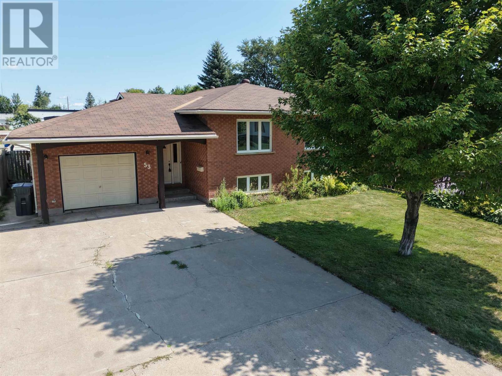 53 Robin St Property Photo 1