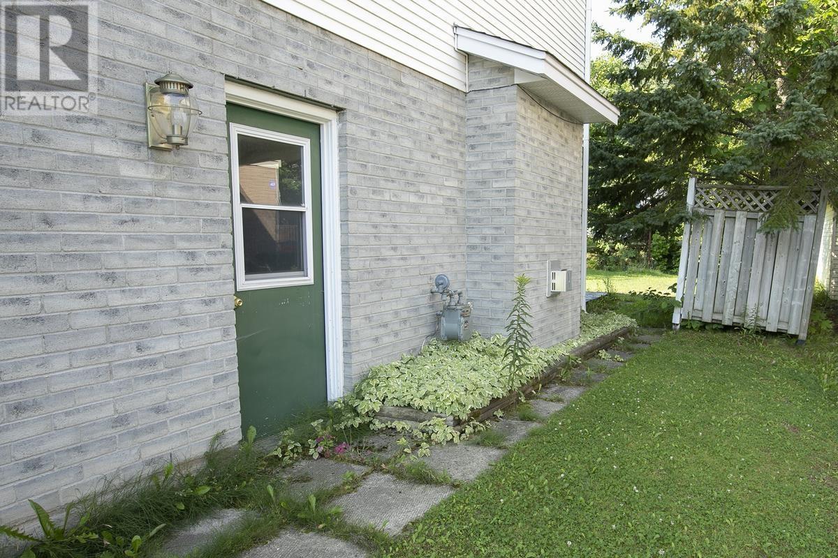 987 Lake St Property Photo 4