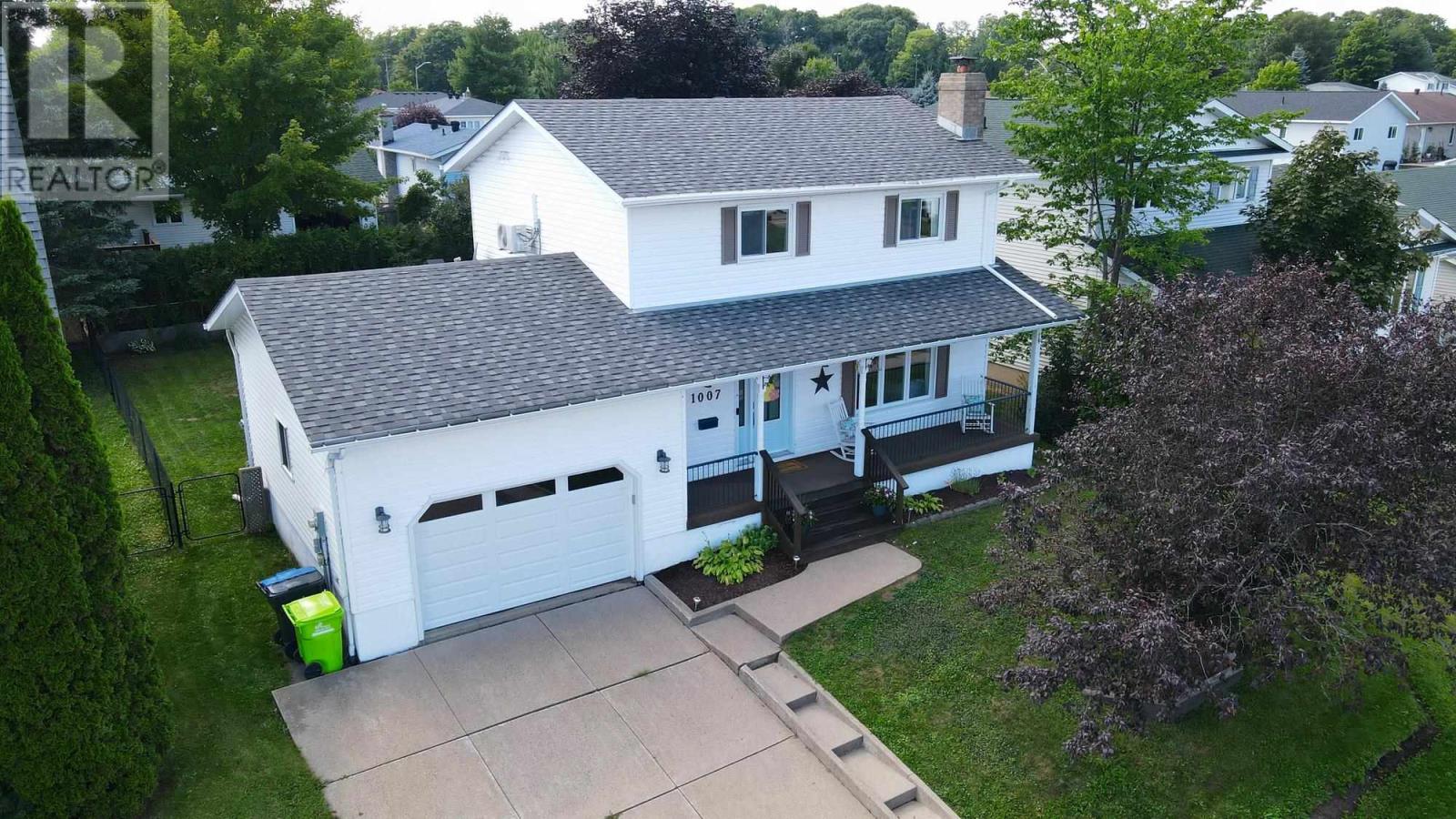 1007 Lake ST