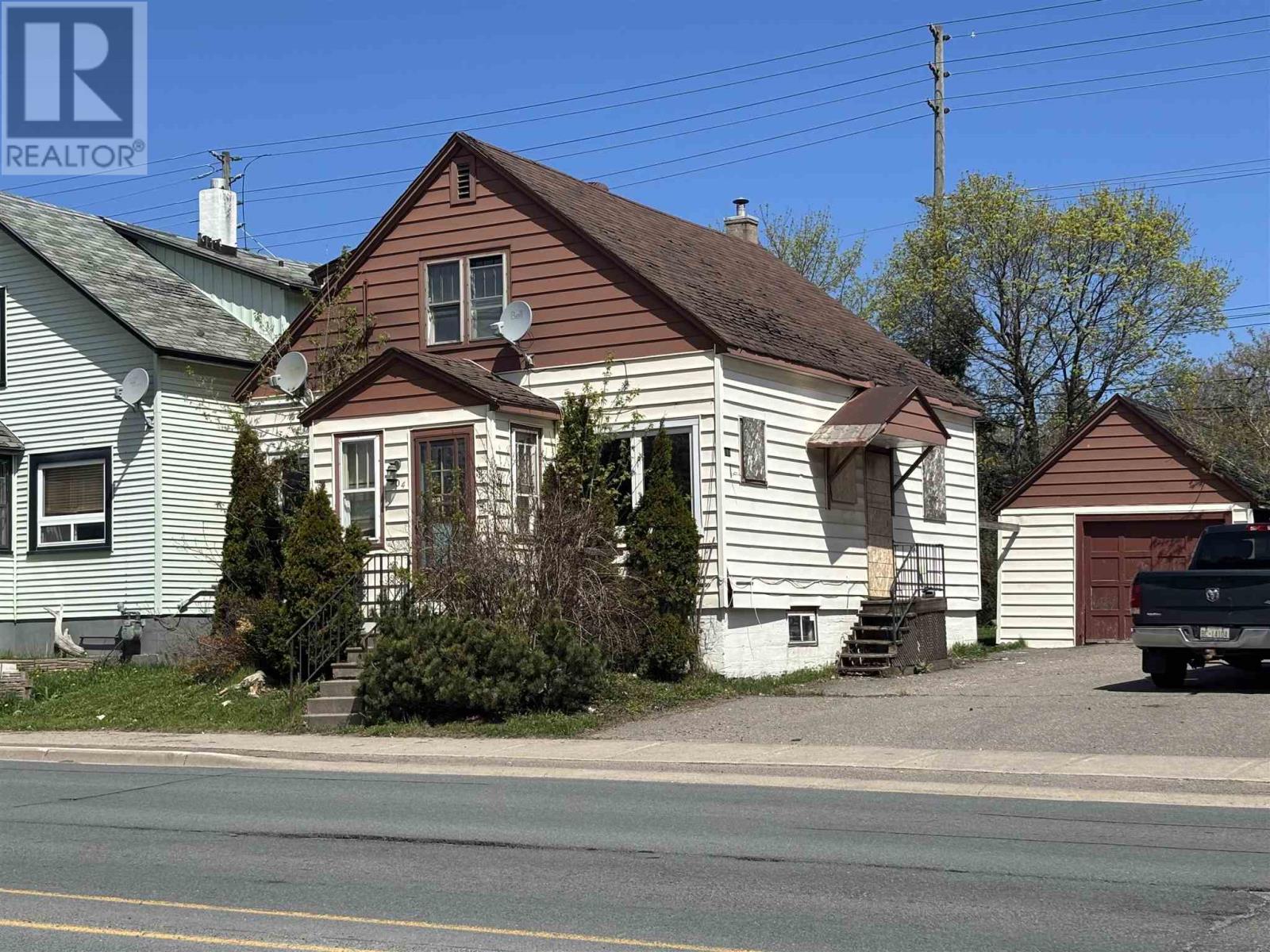 904 Wellington St Property Photo 2