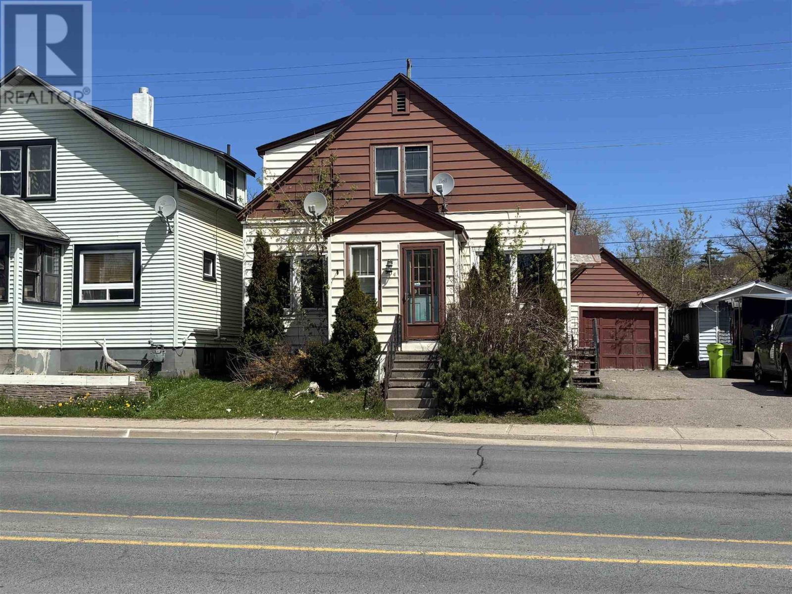 904 Wellington St Property Photo 3