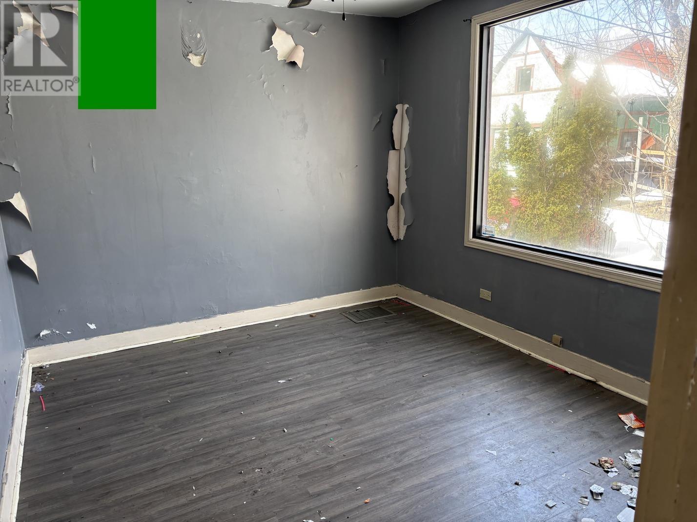 904 Wellington St Property Photo 6