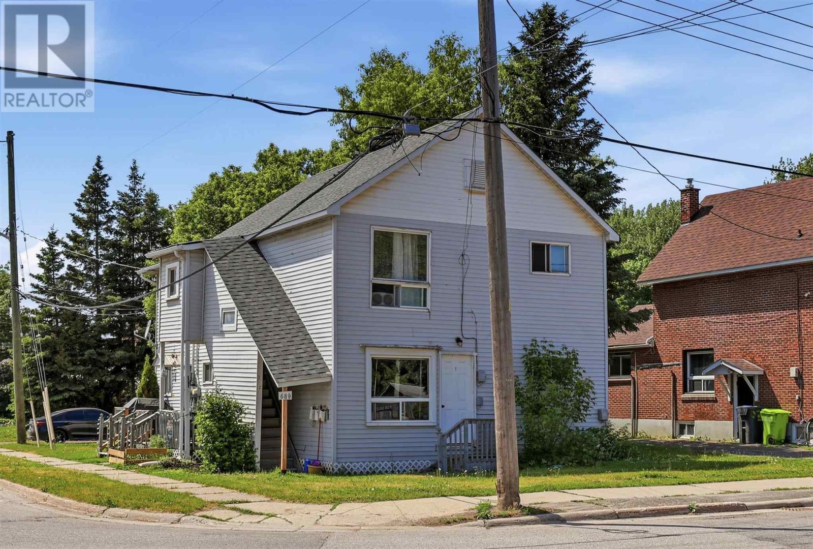 689 Wellington St Property Photo 2