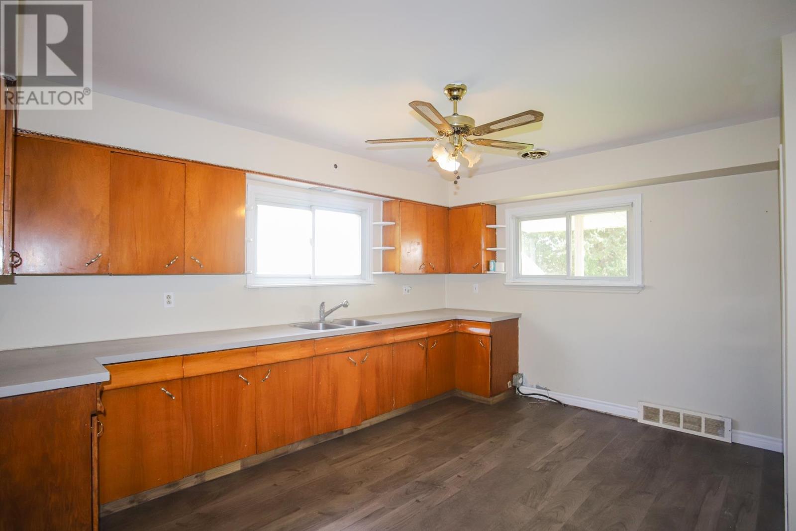 382 Farwell Ter Property Photo 12