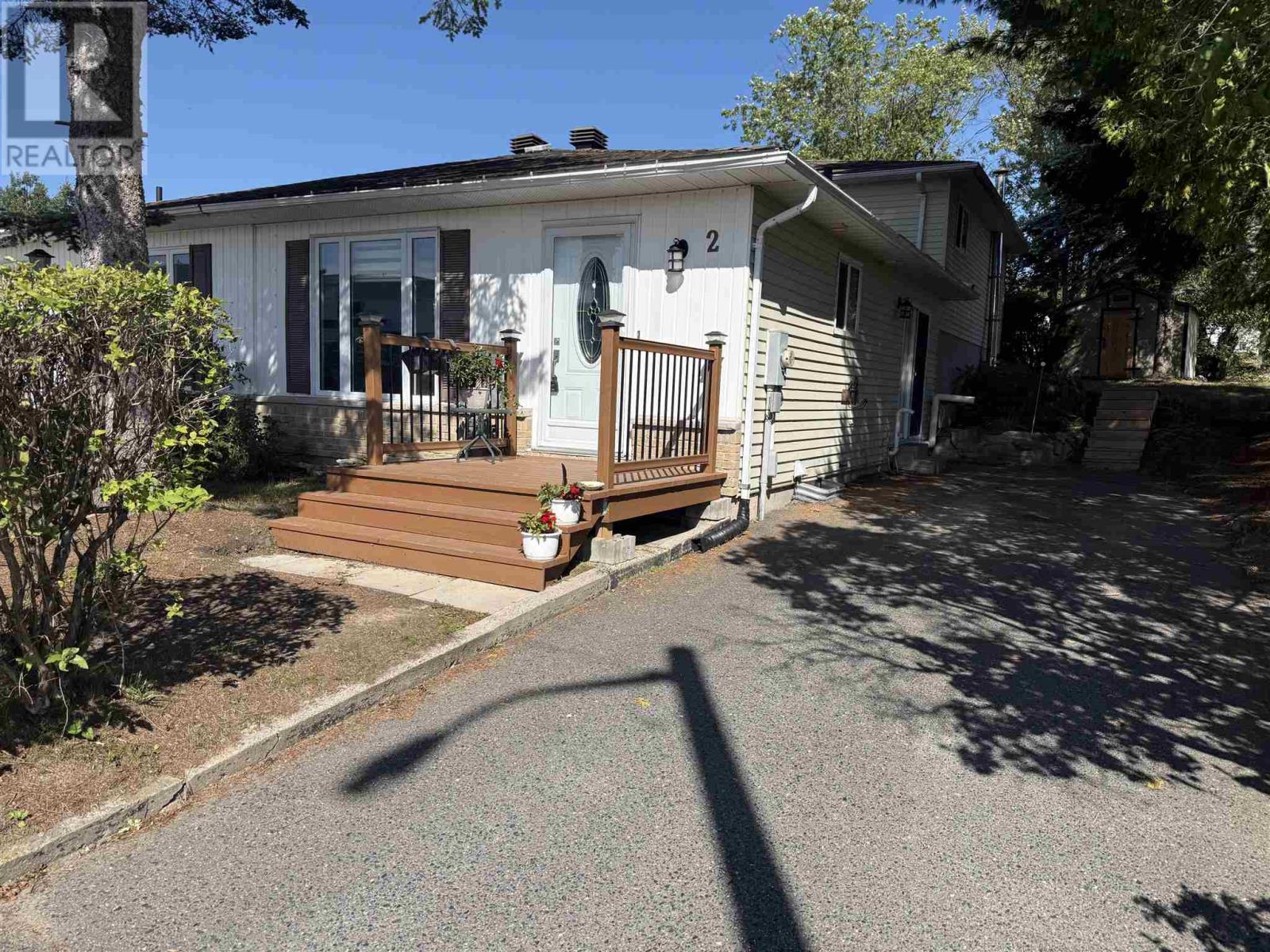 2 Farrell Cres Property Photo 1