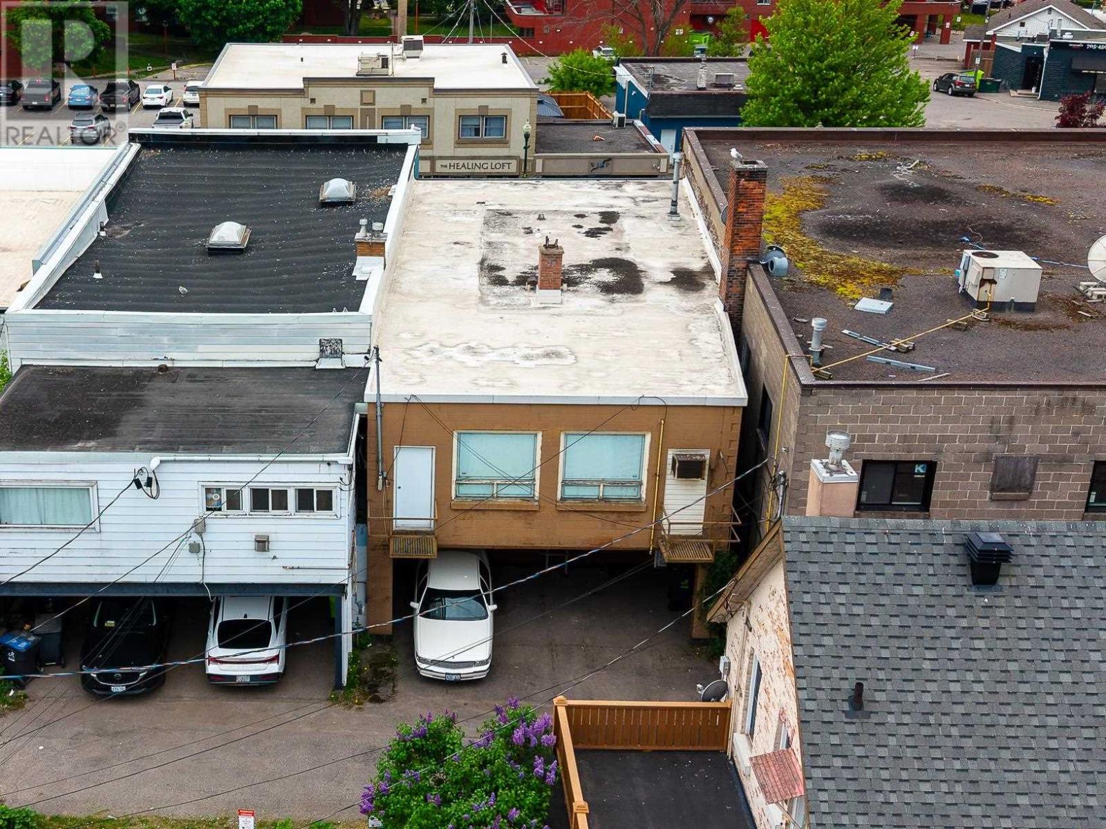 716-718 Queen St Property Photo 3
