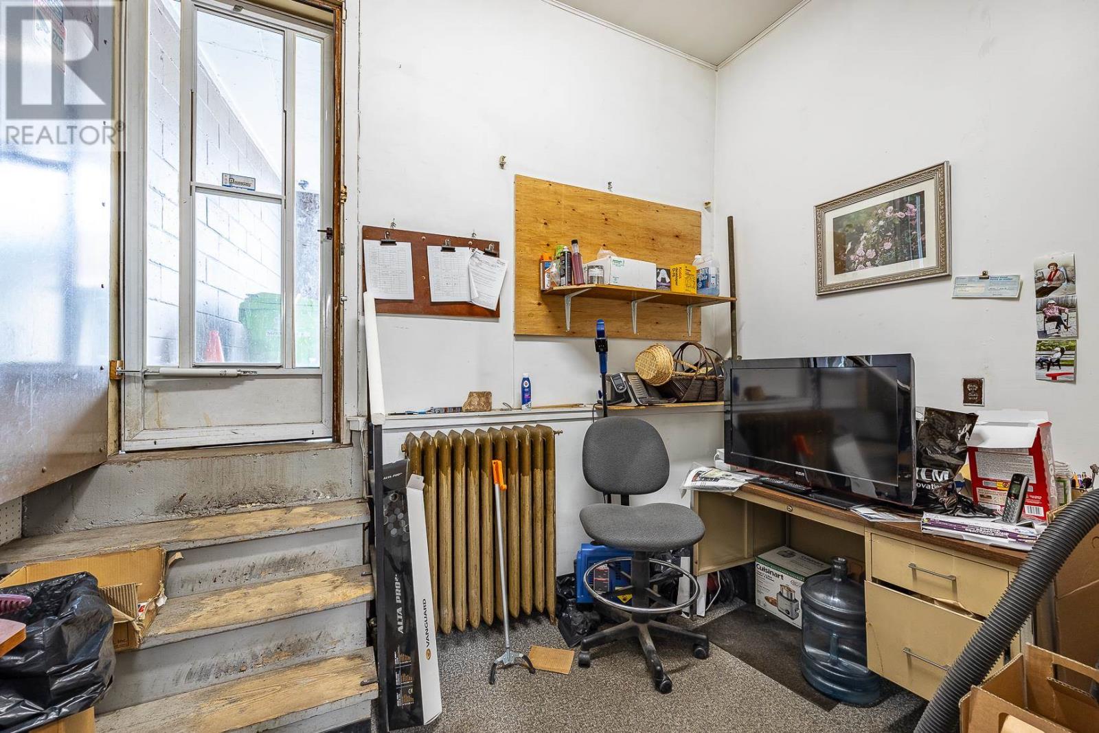 716-718 Queen St Property Photo 9