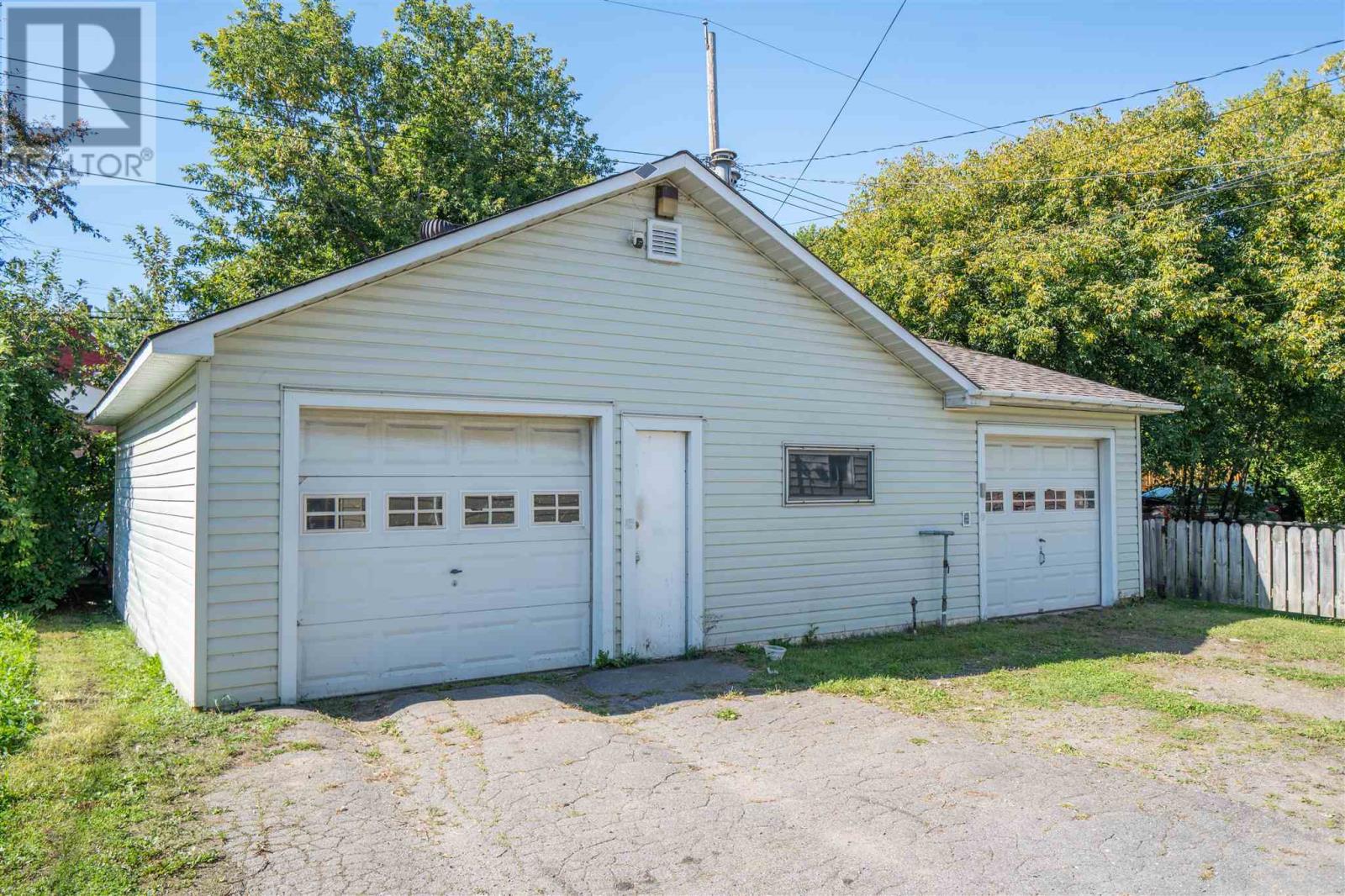 225 Beverley St Property Photo 3