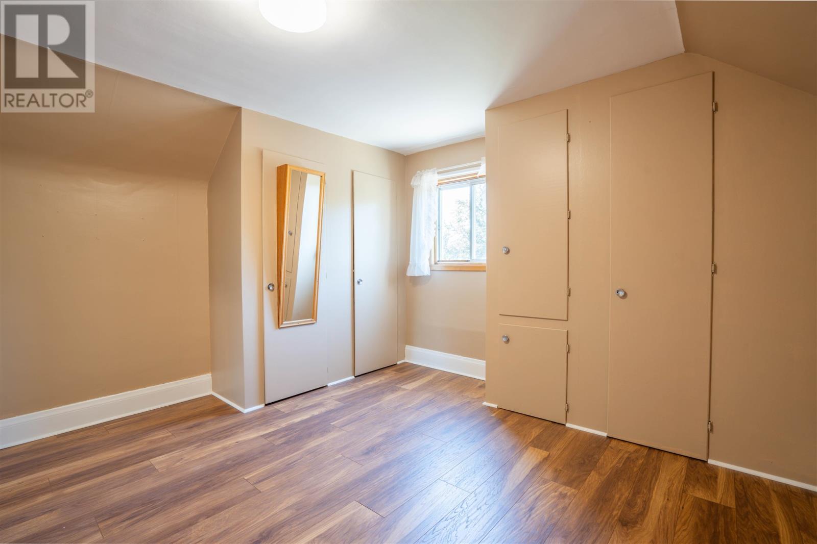 225 Beverley St Property Photo 15