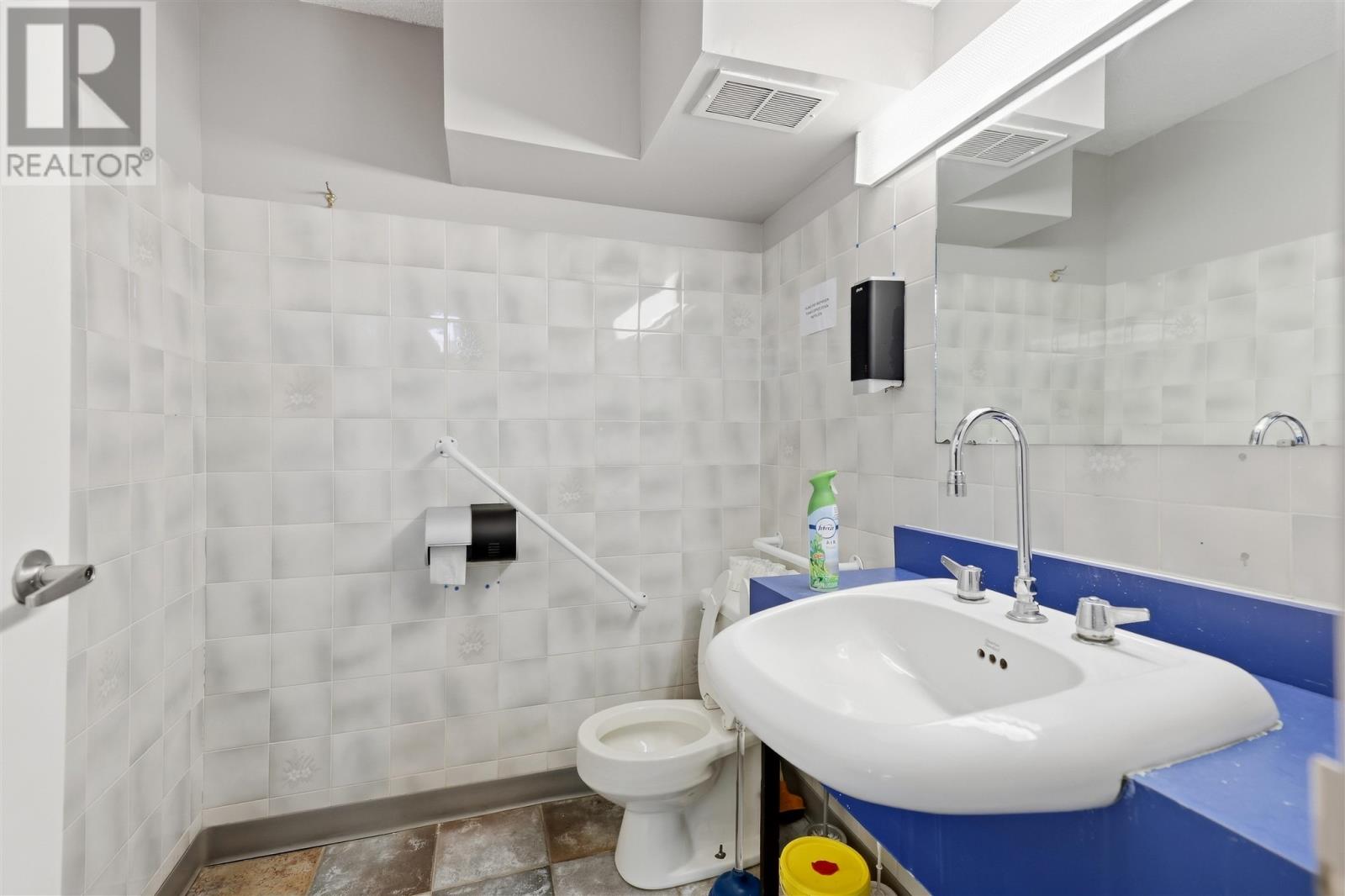 258 Queen St E Property Photo 17
