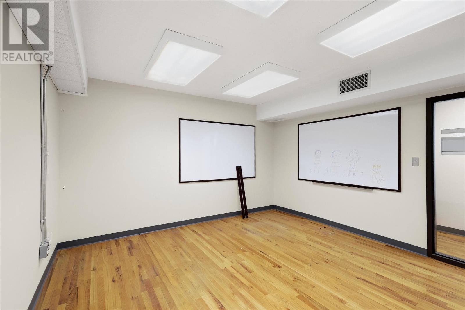 258 Queen St E Property Photo 31