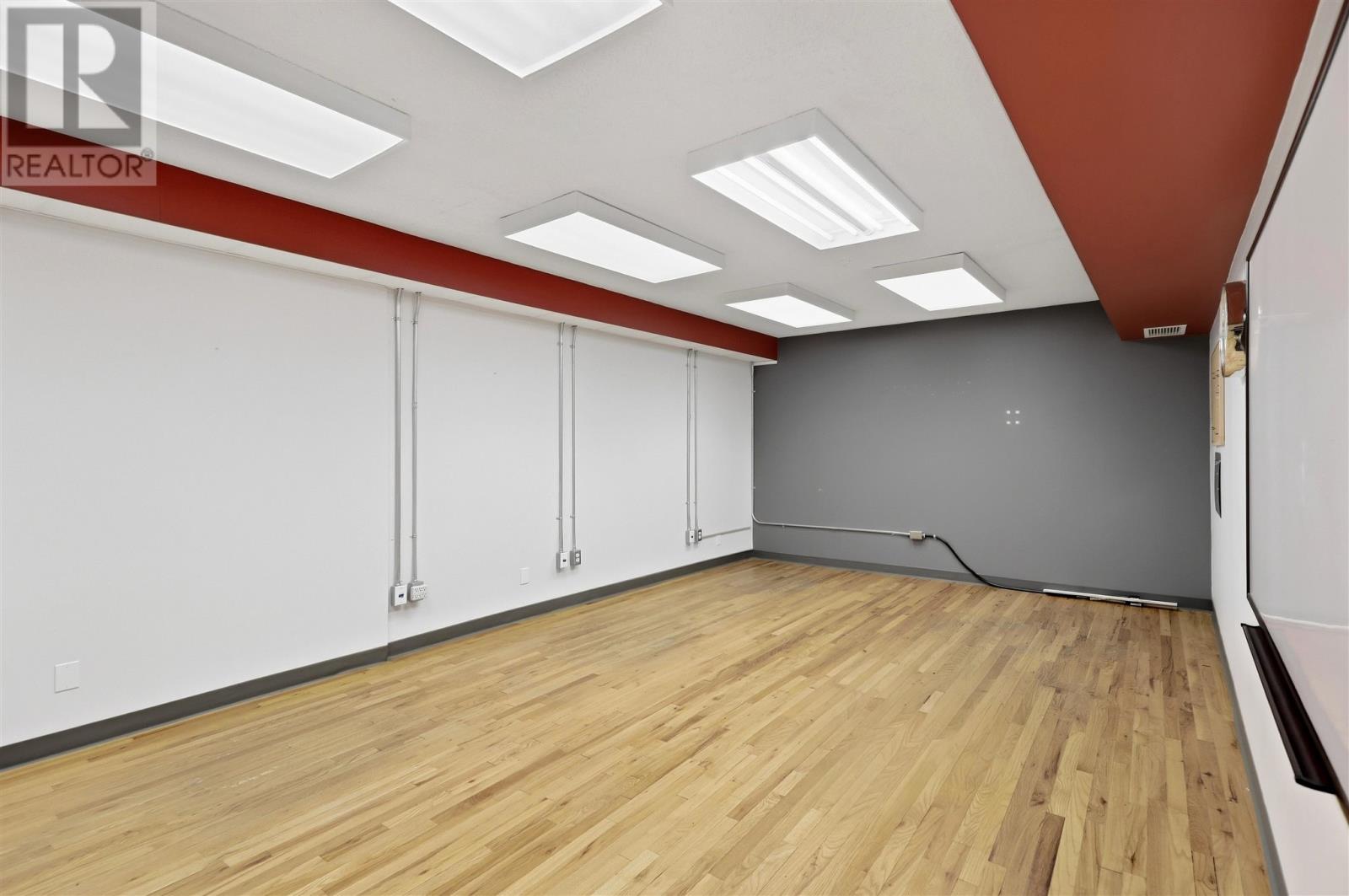 258 Queen St E Property Photo 34
