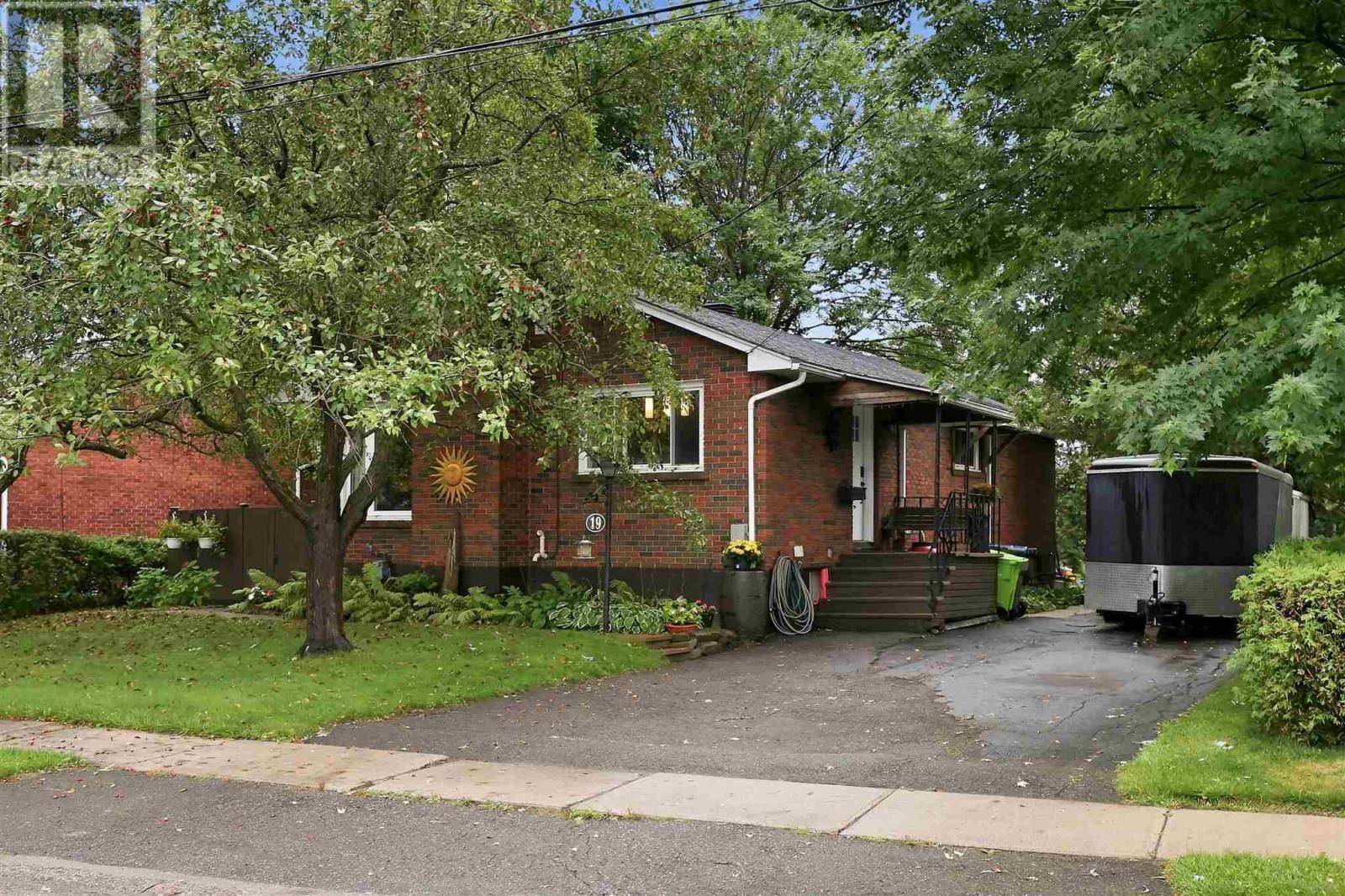 19 Illinois AVE Property Photo 1