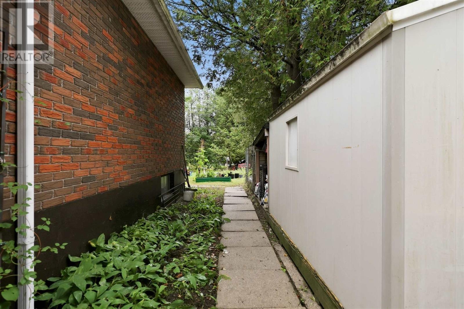 19 Illinois Ave Property Photo 37