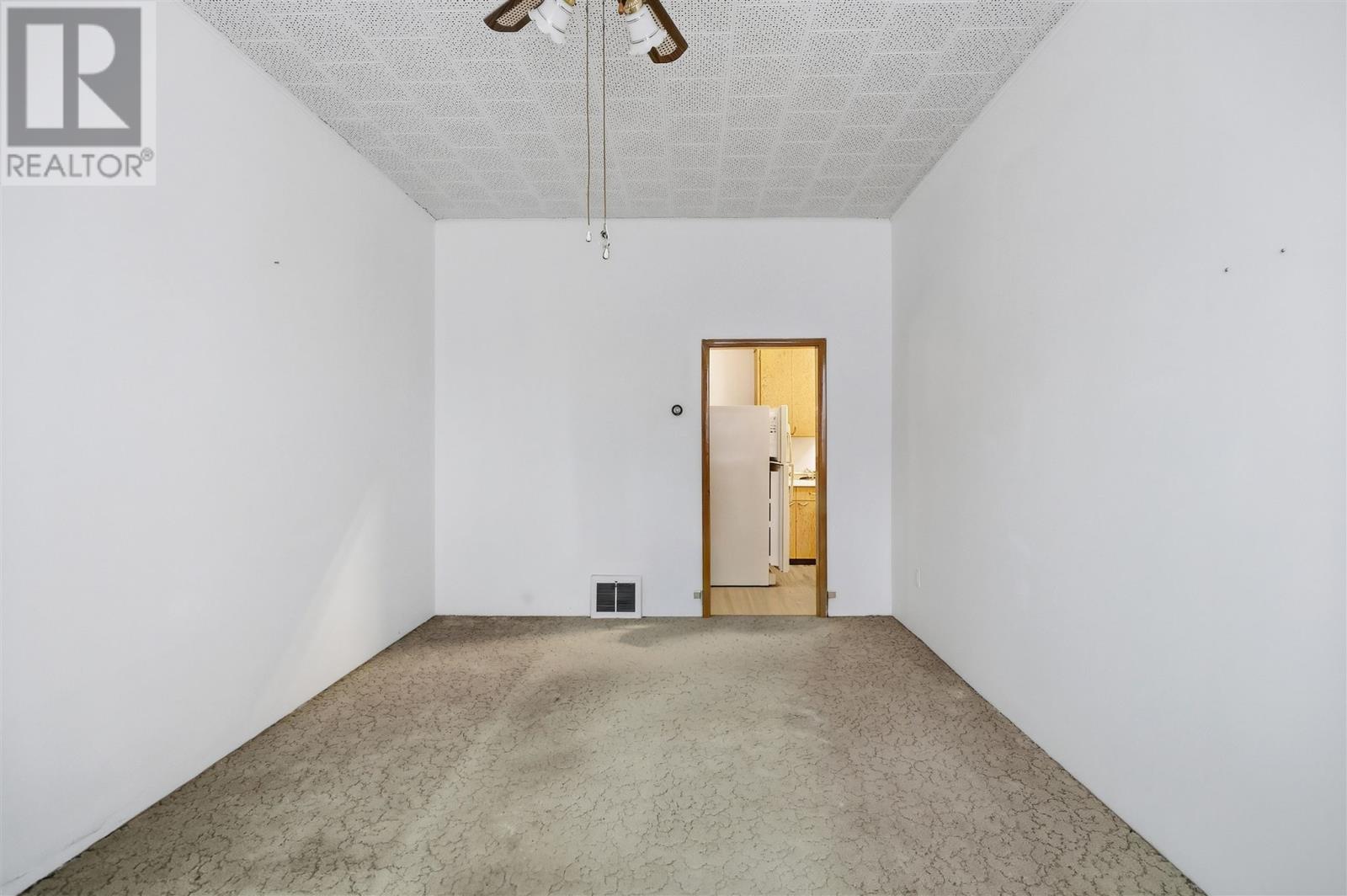 32 Wallace Ter Property Photo 3