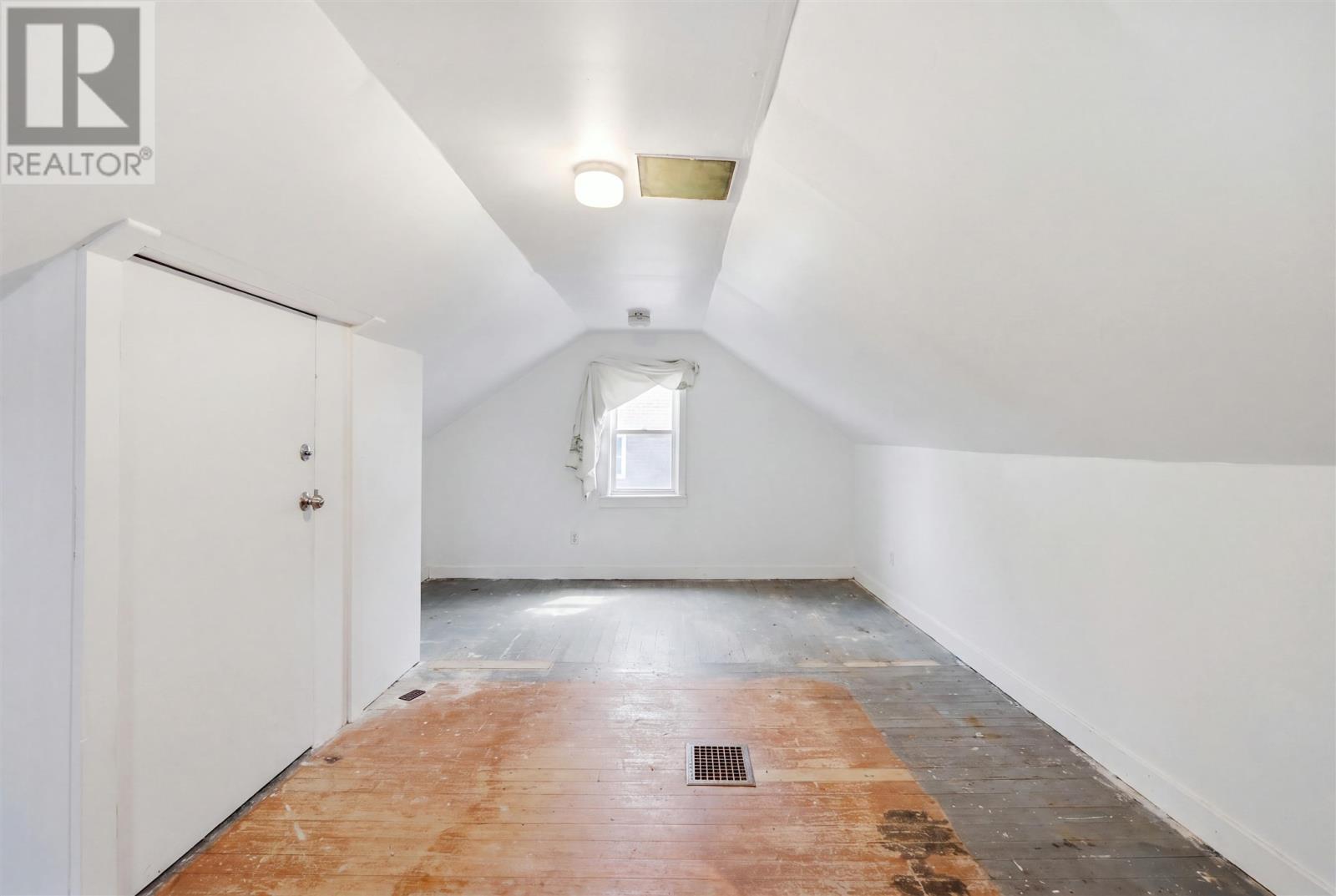 32 Wallace Ter Property Photo 19