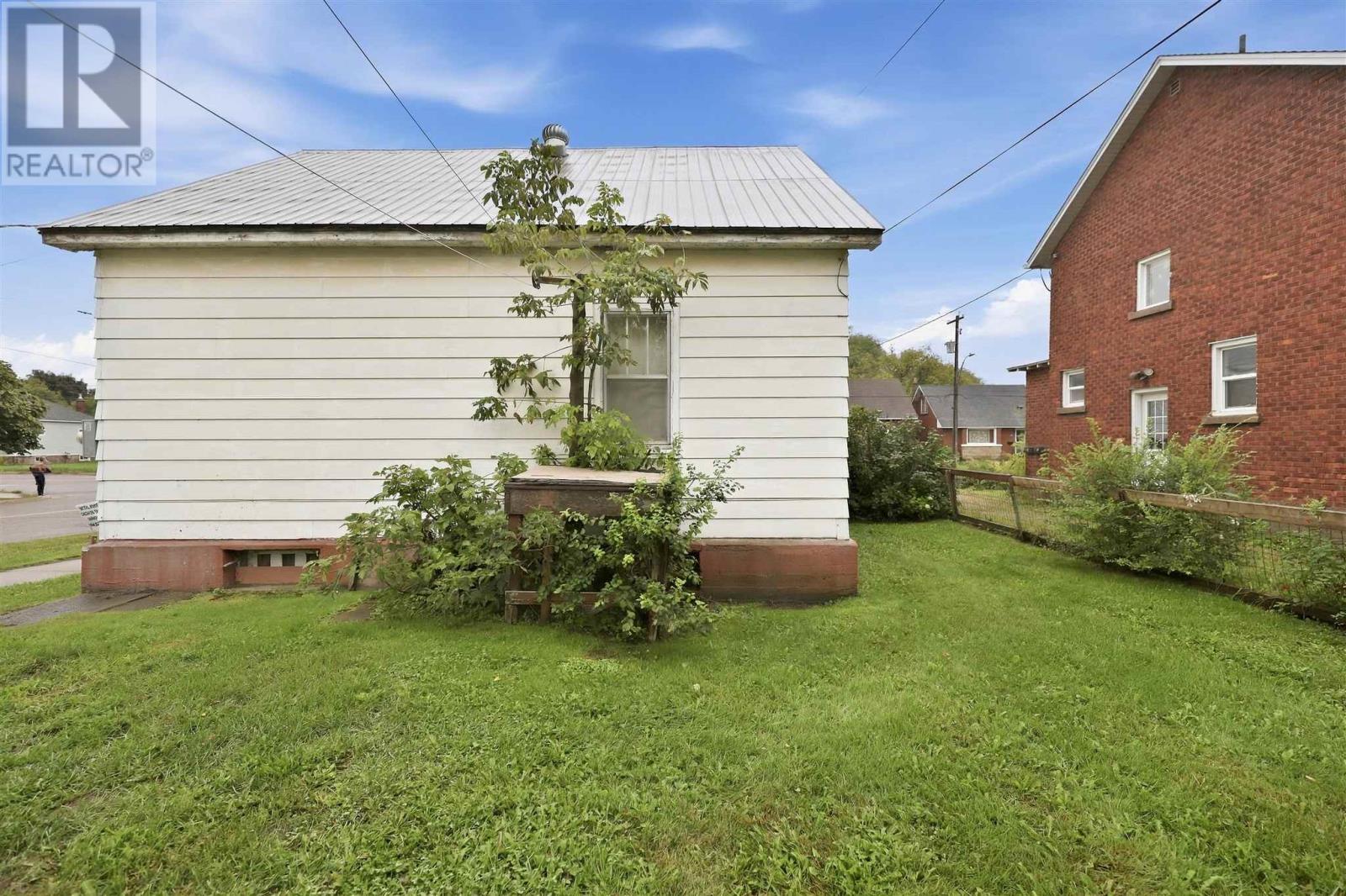 32 Wallace Ter Property Photo 26