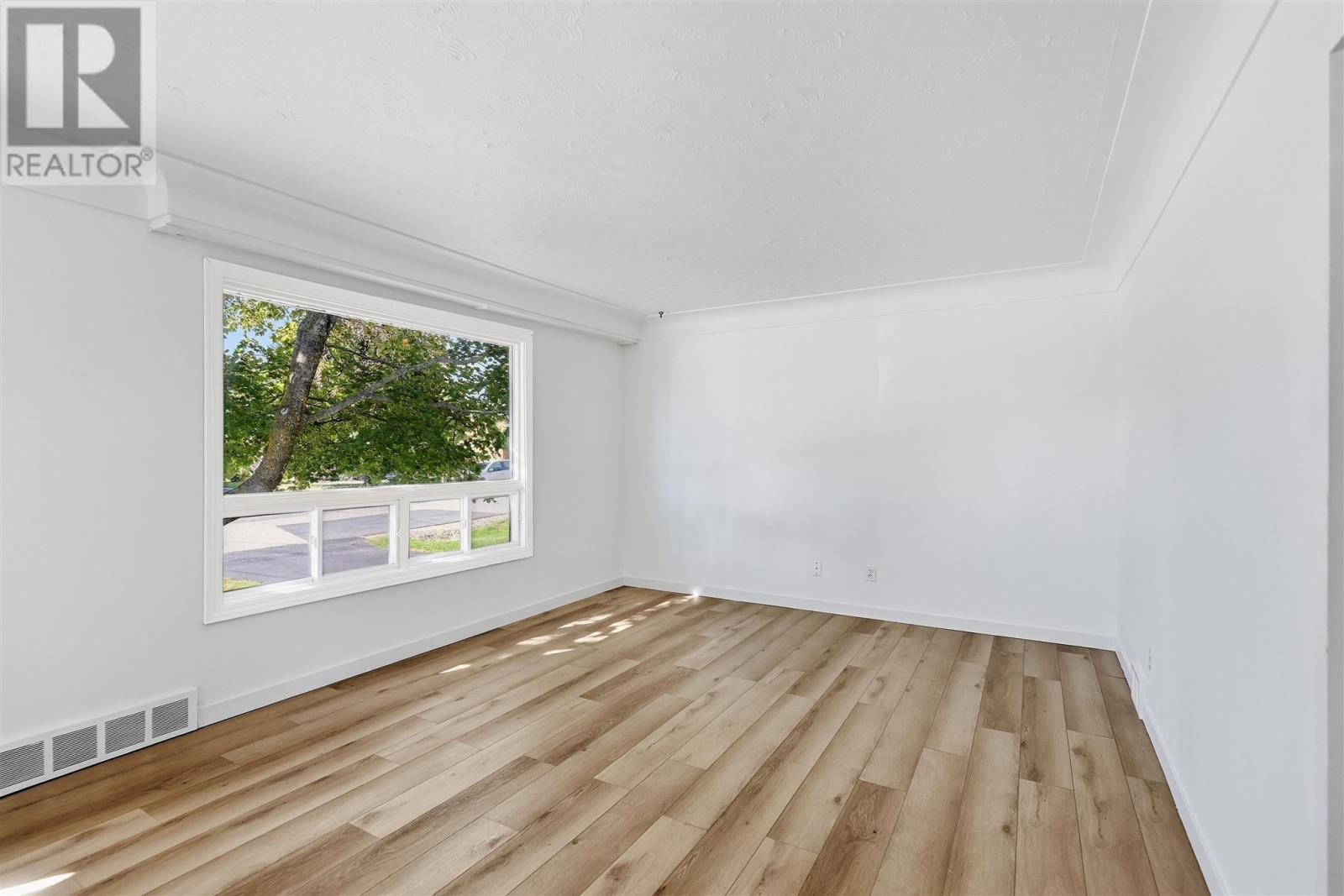 118 Blake Ave Property Photo 4
