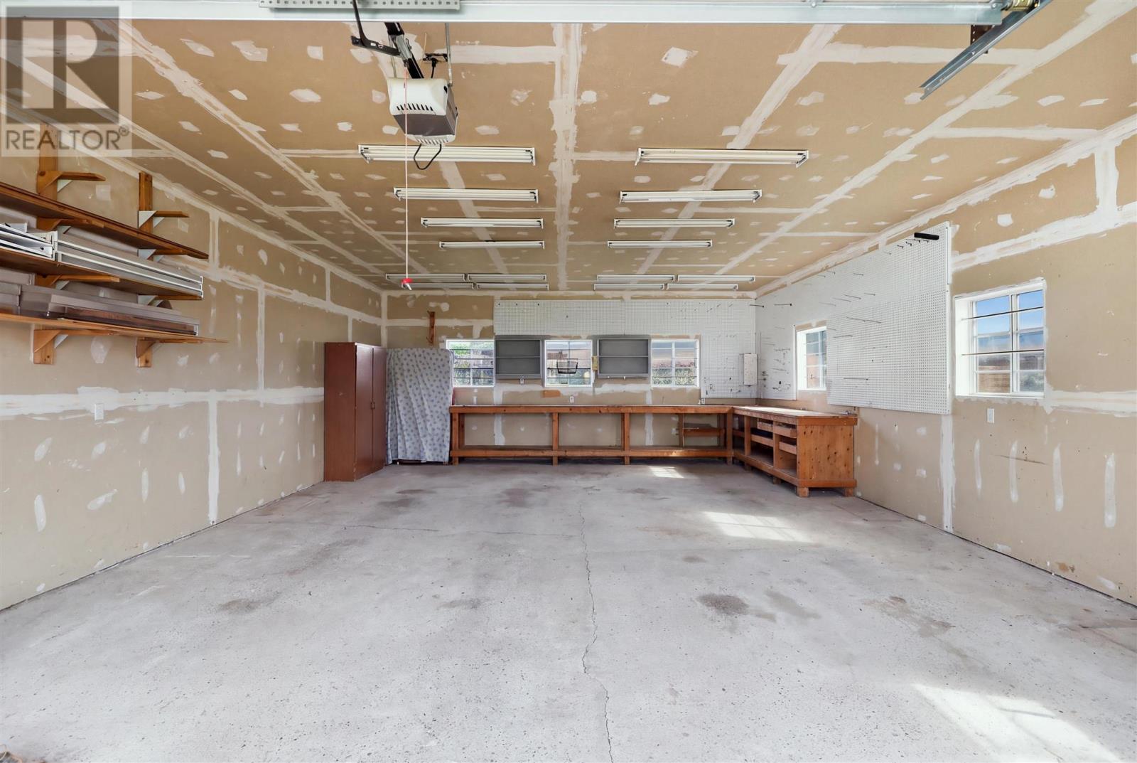 386 Second Ave Property Photo 3
