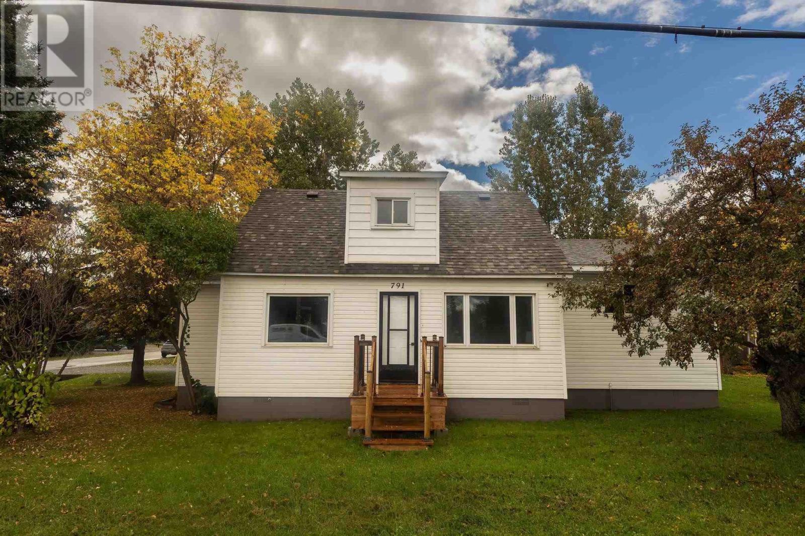791 Second Lin W Property Photo 1