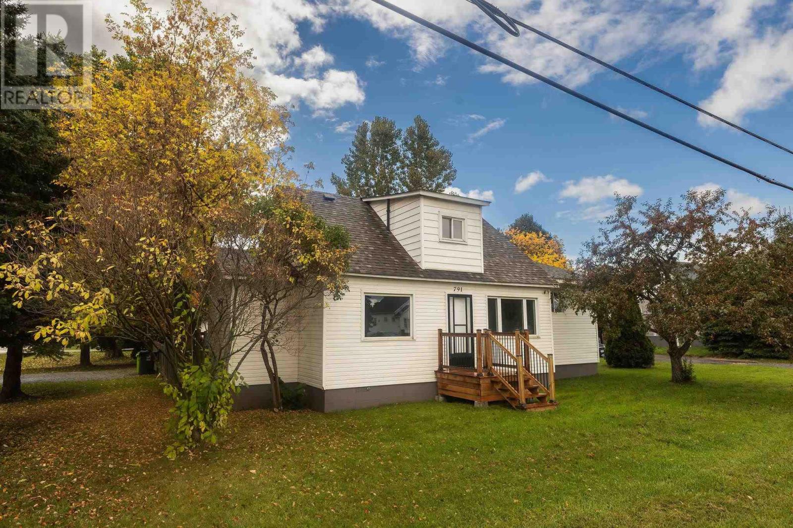 791 Second Lin W Property Photo 2