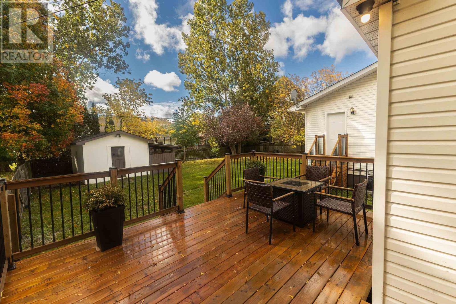 791 Second Lin W Property Photo 3