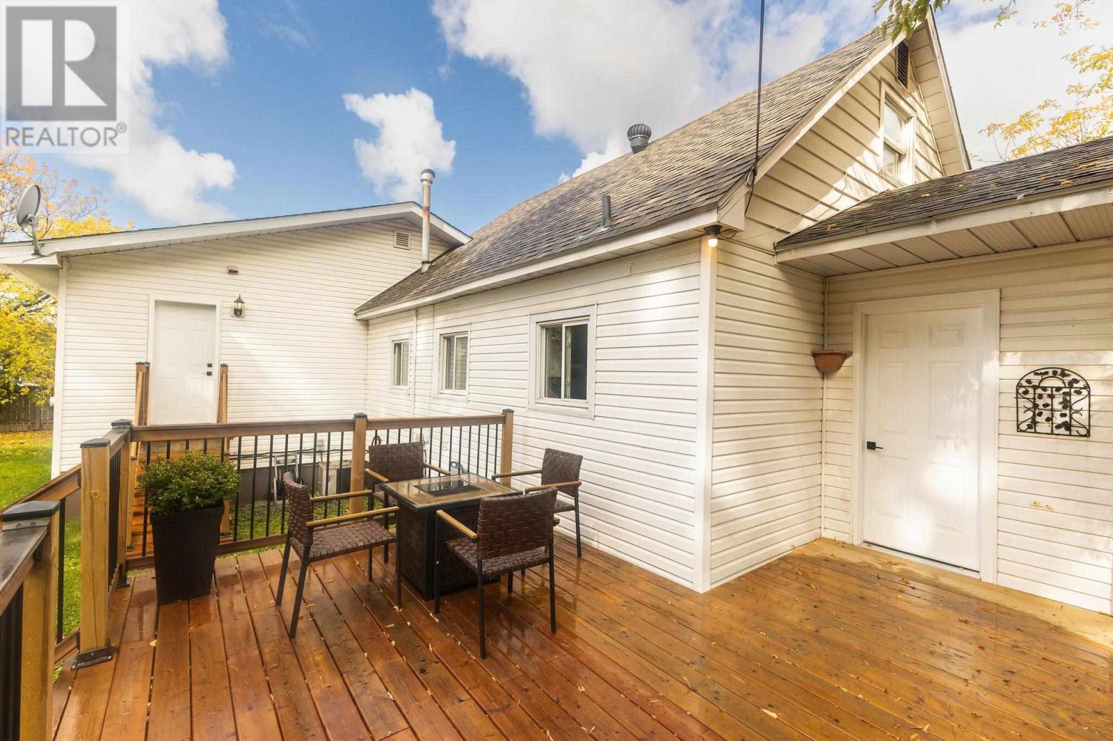 791 Second Lin W Property Photo 4