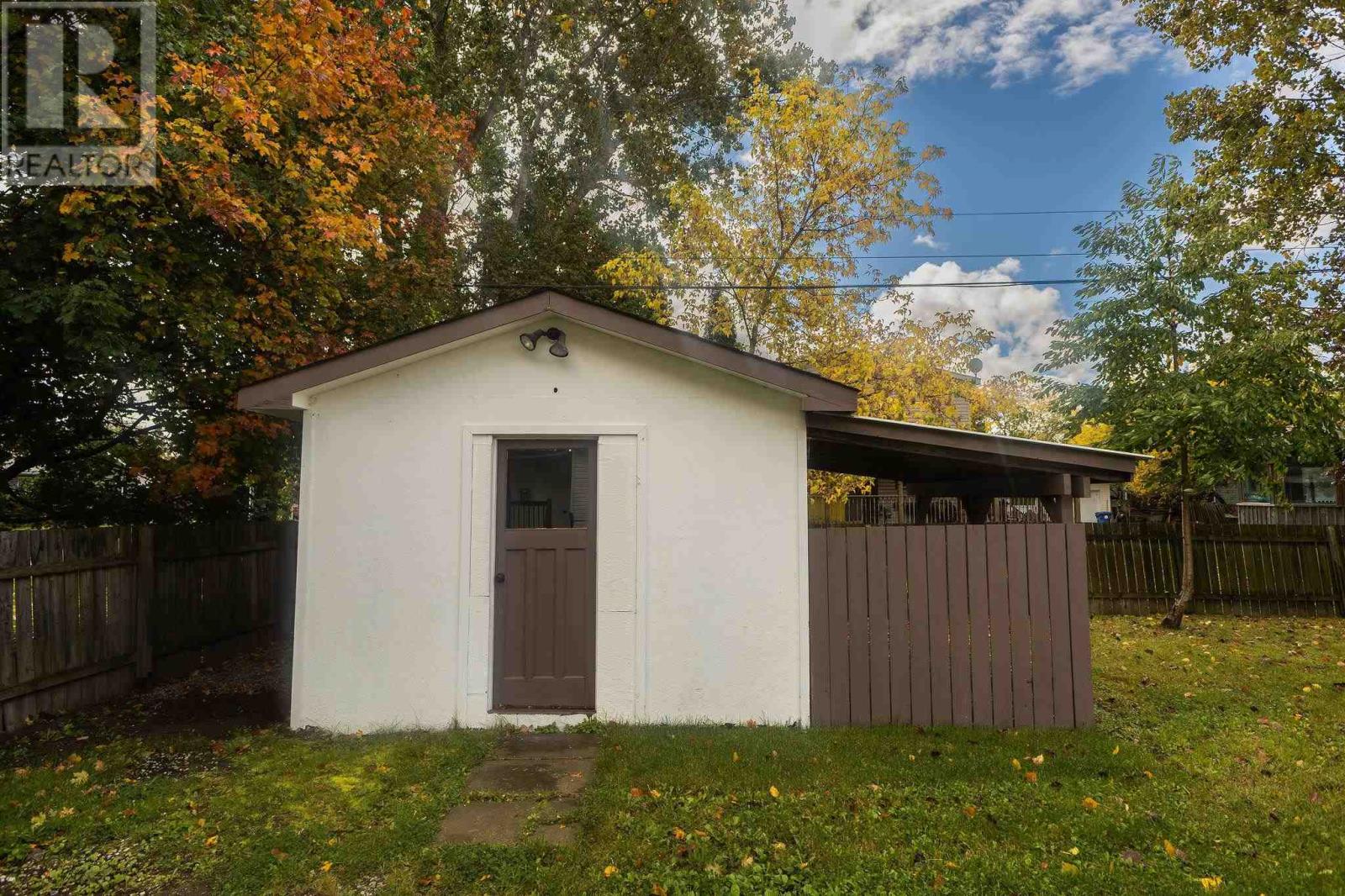 791 Second Lin W Property Photo 5